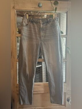 American Eagle | Light Wash Mom Jeans